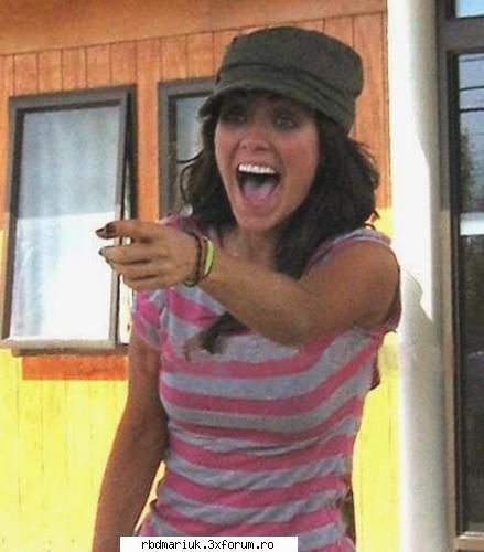 comentarii haioase pt poza k rbd - any : uite!uite! dul a kazuth in piscina asha - RBD